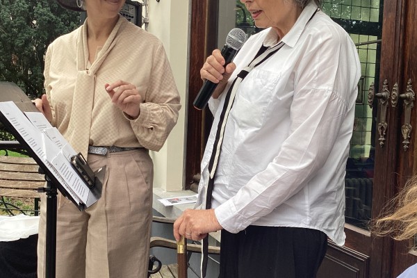 Deux poétesses belges dans le Jardin Jean-Felix Hap