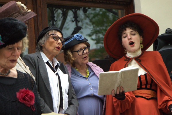 Deux poétesses belges dans le Jardin Jean-Felix Hap