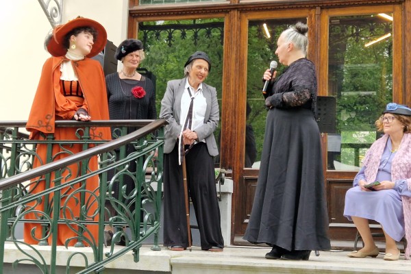 Deux poétesses belges dans le Jardin Jean-Felix Hap