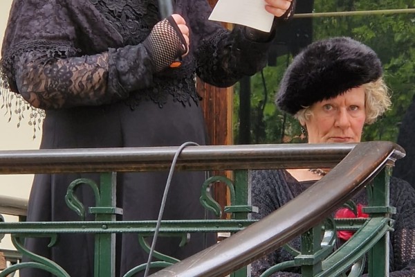 Deux poétesses belges dans le Jardin Jean-Felix Hap