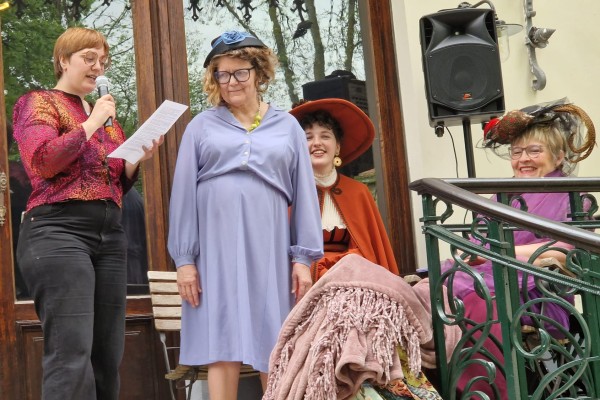 Deux poétesses belges dans le Jardin Jean-Felix Hap