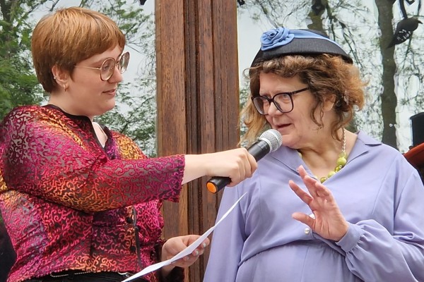 Deux poétesses belges dans le Jardin Jean-Felix Hap